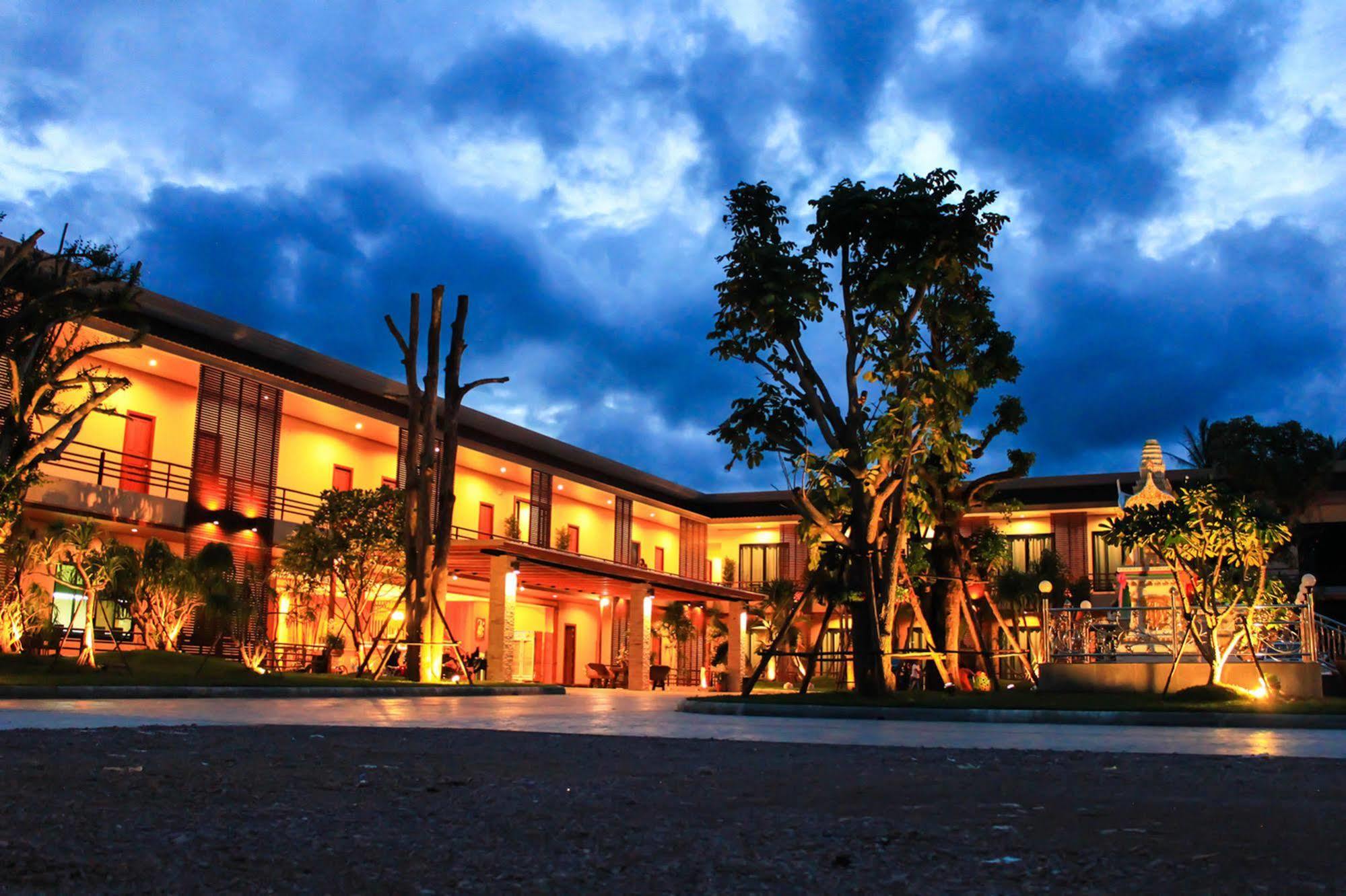 The Win Hotel Bang Saphan Extérieur photo