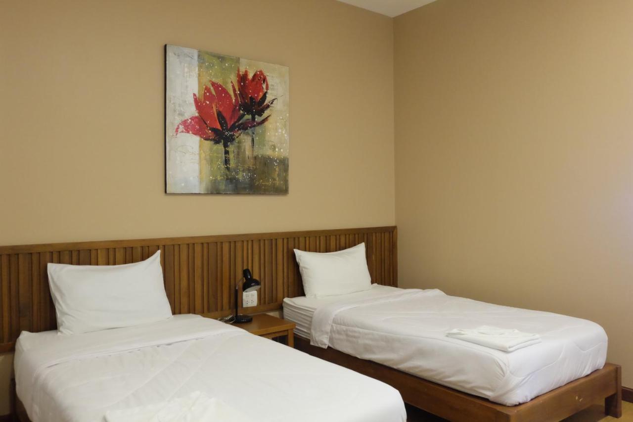 The Win Hotel Bang Saphan Extérieur photo